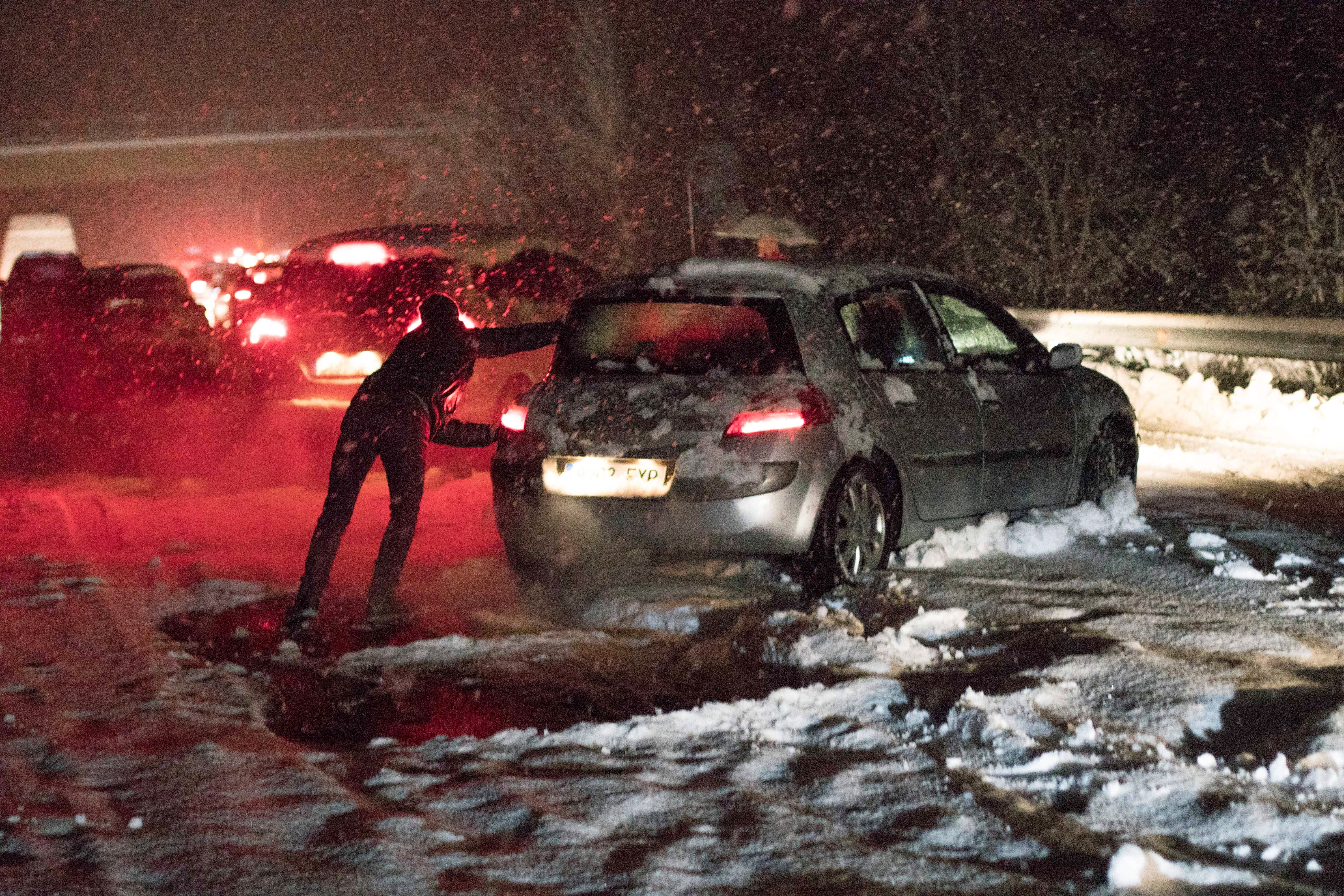 El temporal de nieve colapsa las carreteras El temporal de nieve colapsa las carreteras