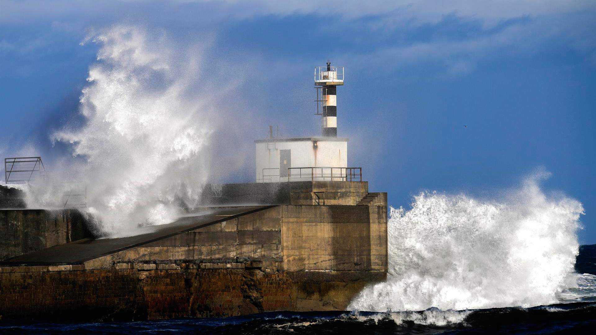 Un temporal de viento, olas y lluvia afecta a casi toda España