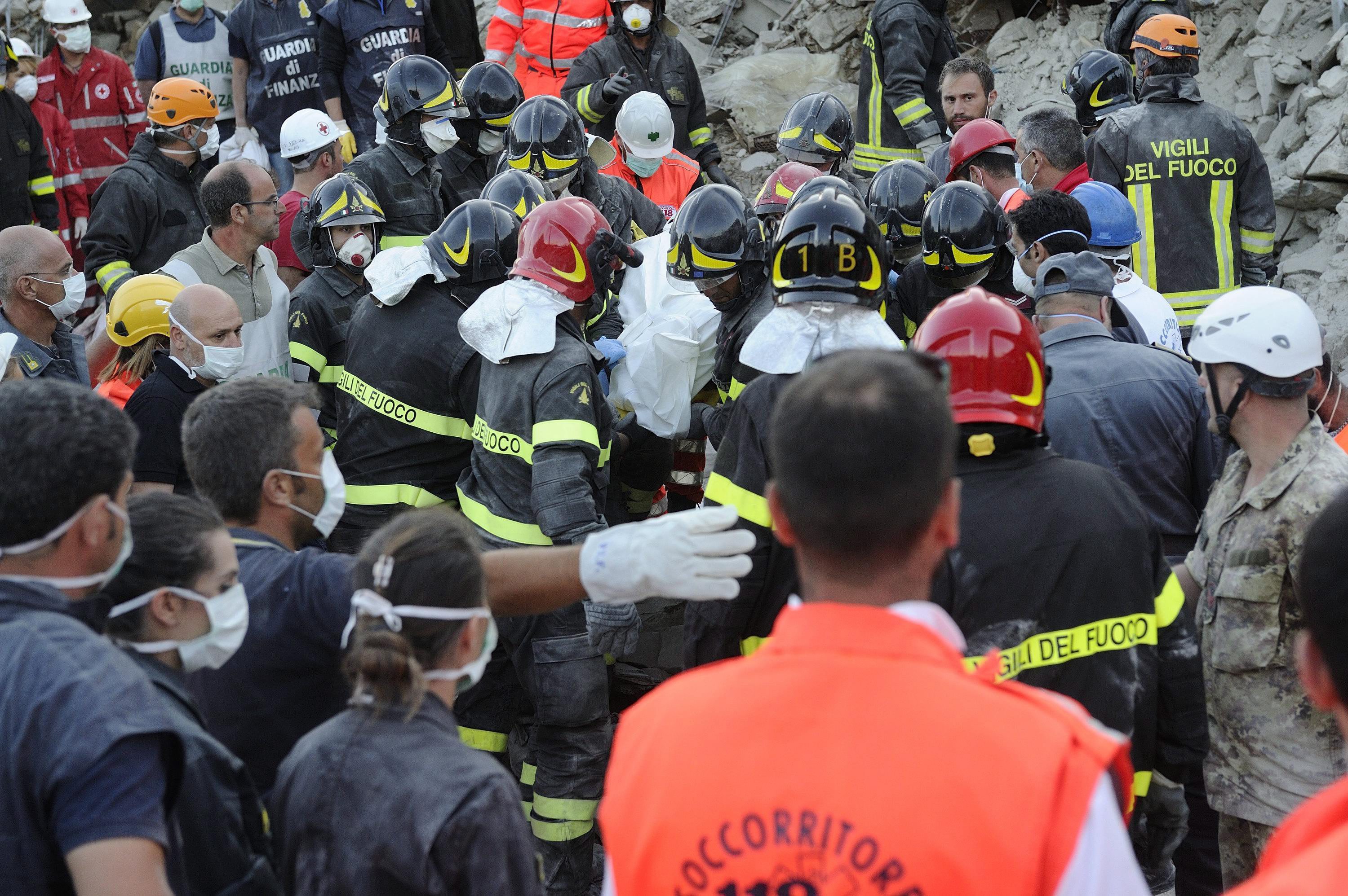 Terremoto en Italia Continúan con la búsqueda de posibles víctimas sepultadas bajo los escombros