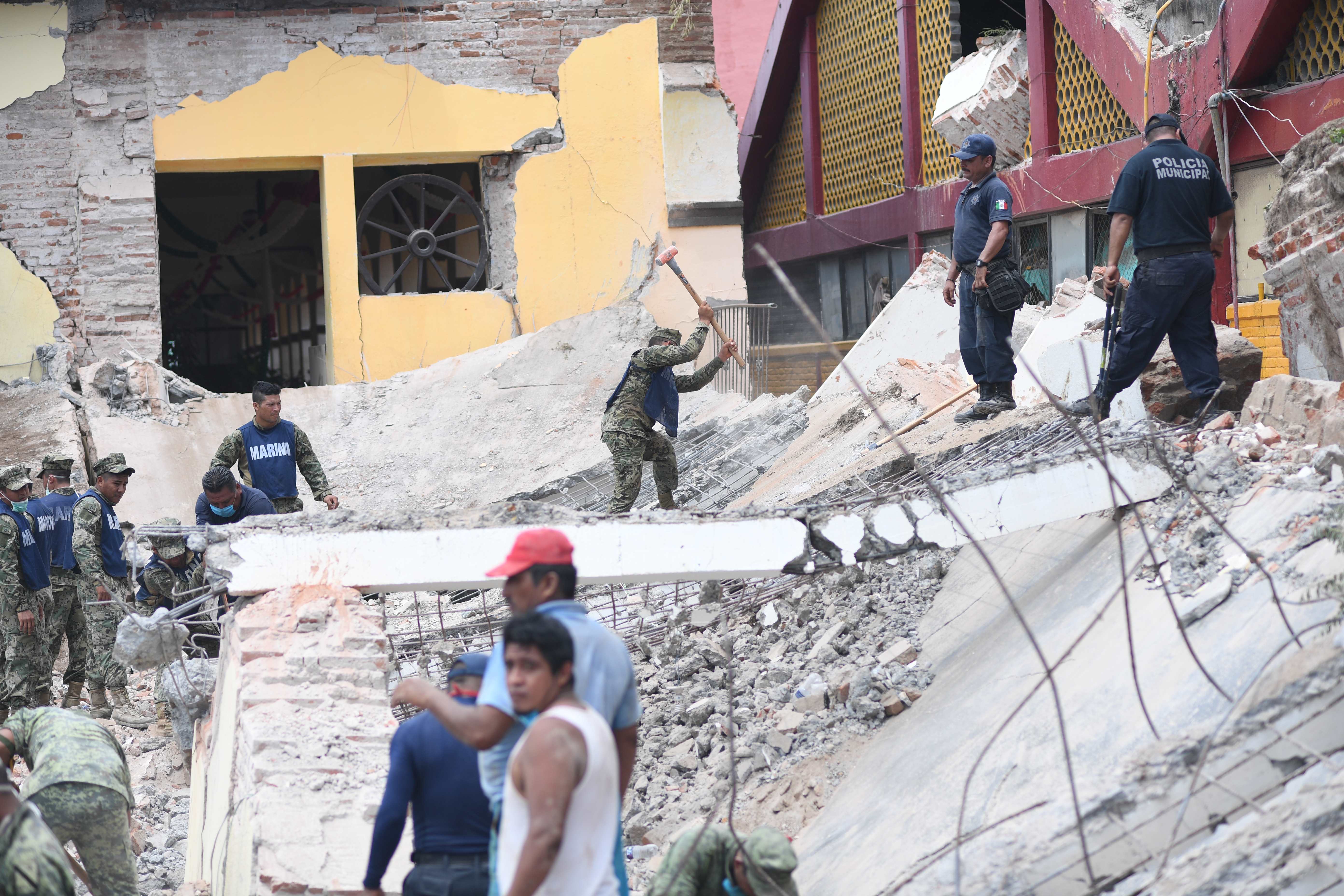 Terremoto en México Los equipos de rescate trabajan sobre los escombros del Palacio Municipal en Juchitán, Oaxaca