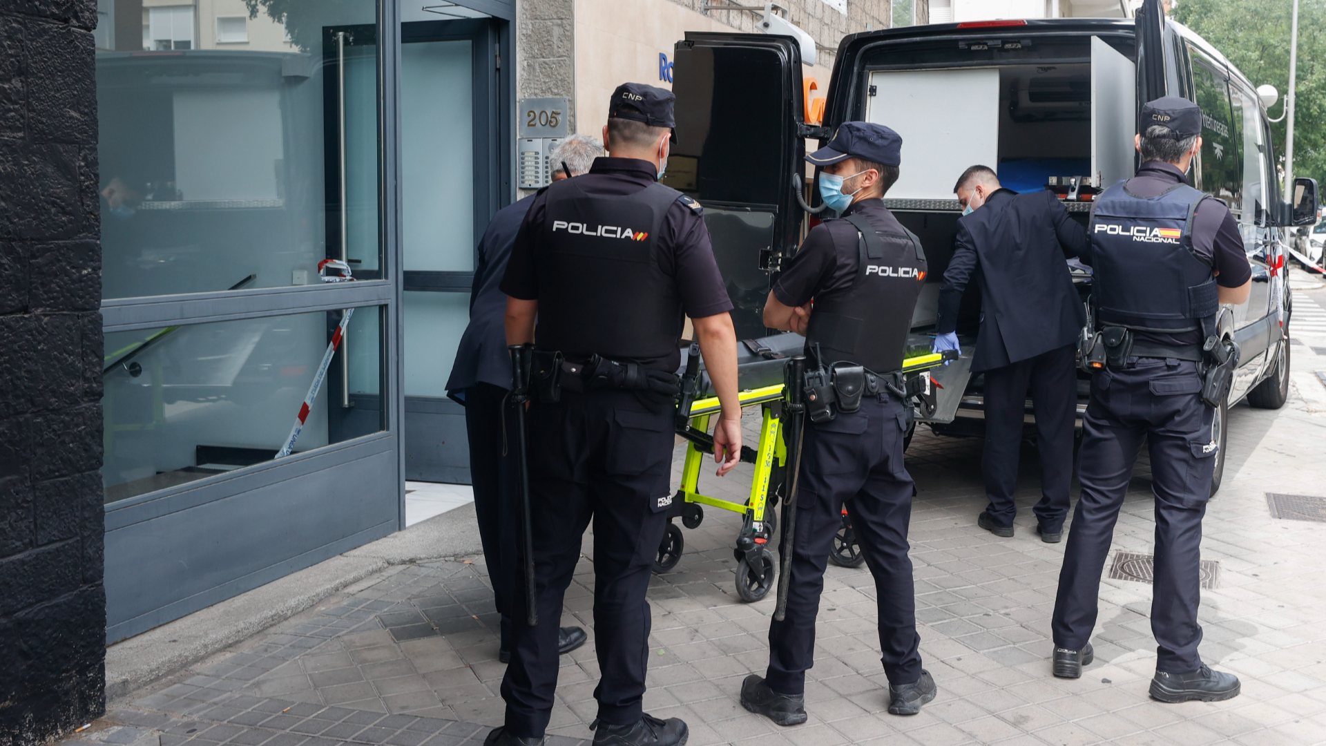 Un hombre mata a tiros a su pareja y a otra mujer en la calle Serrano