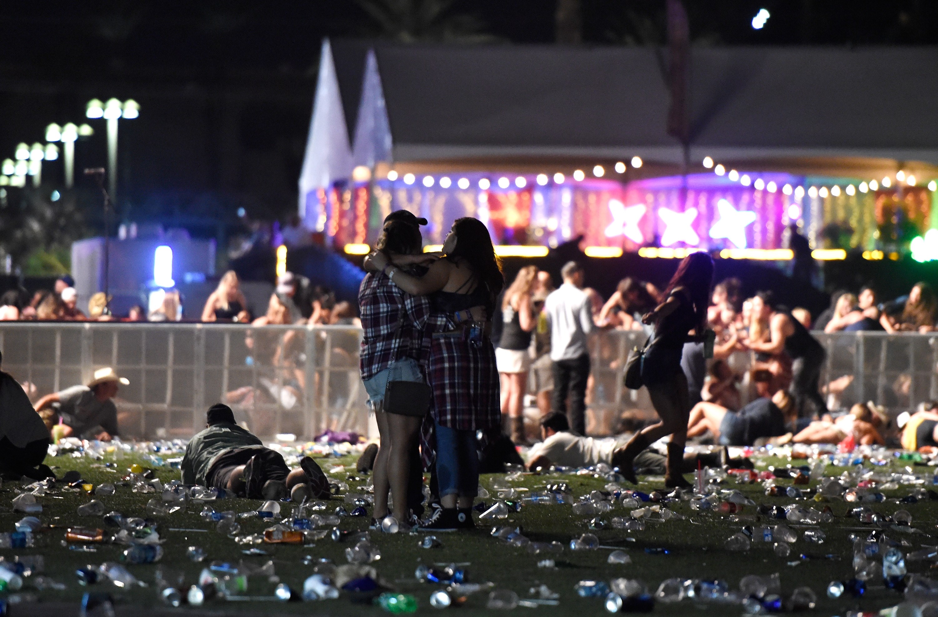 Los asistentes al Festival se ponen a salvo tras el tiroteo.