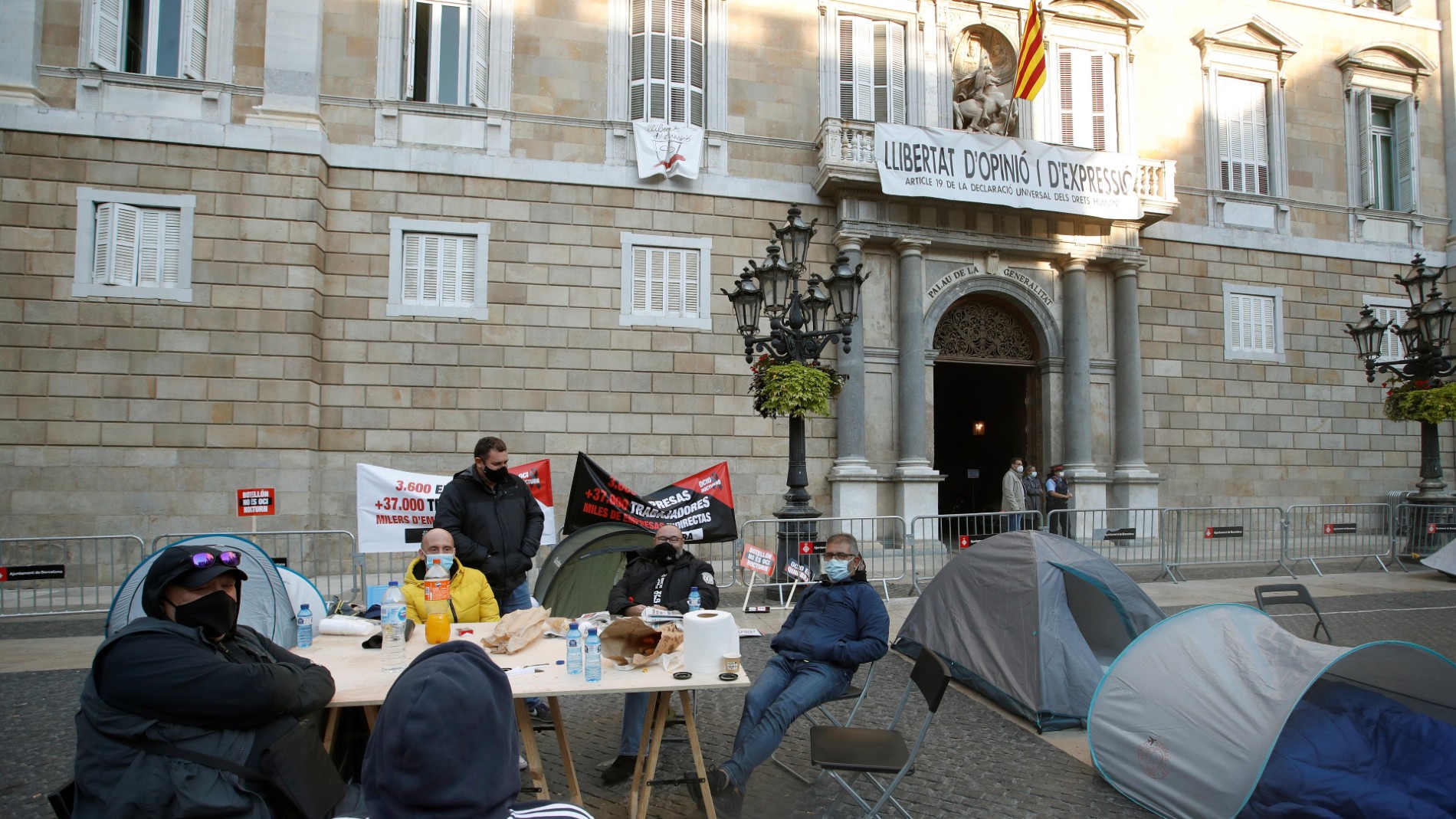 Trabajadores y empresarios del sector del ocio nocturno de Cataluña acampados en la plaza de Sant Jaume de Barcelona para protestar por las medidas del Govern