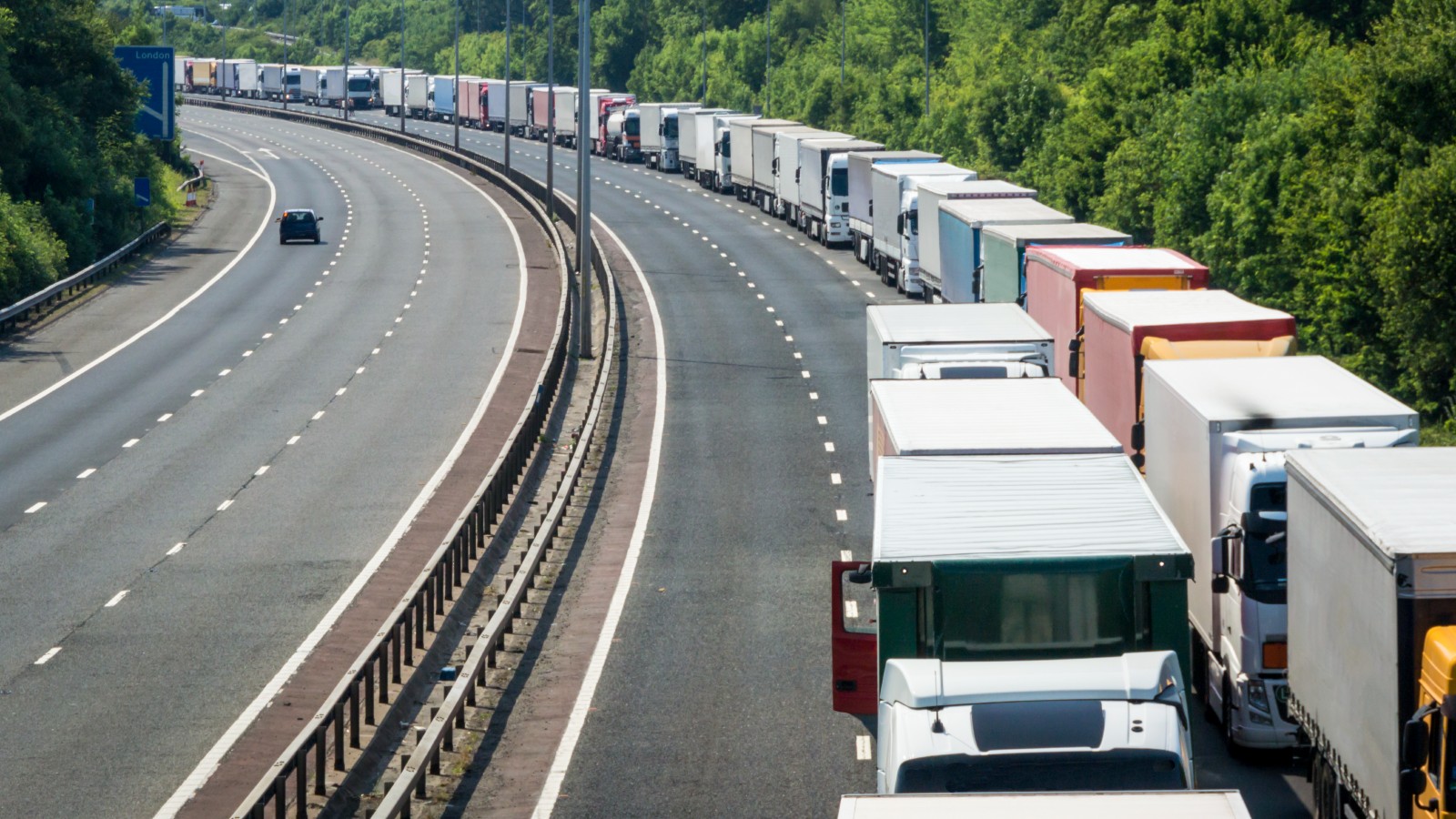 Se mantienen los paros del transporte por carretera