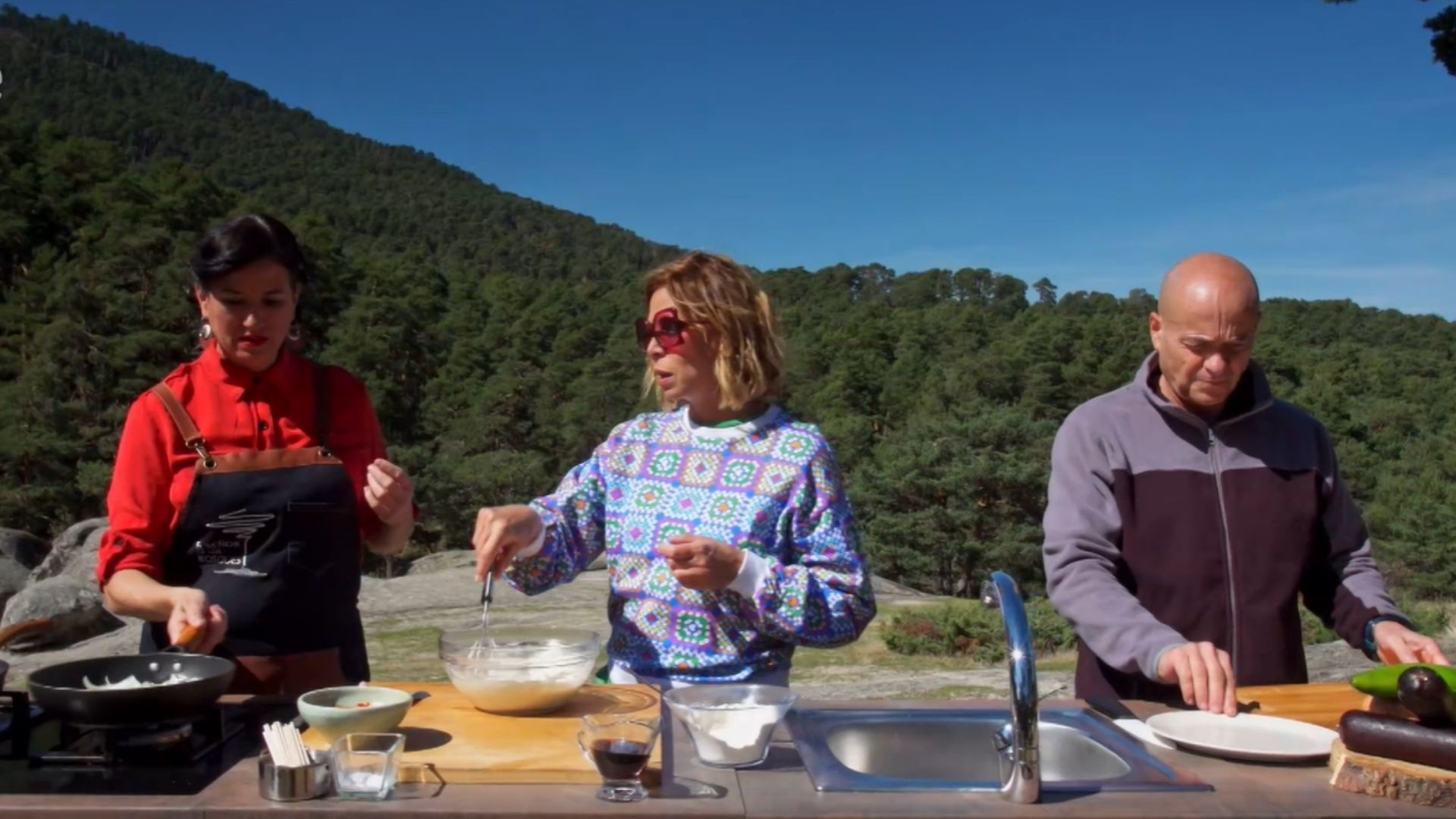 Los tres protagonistas cocinando la receta de pimientos