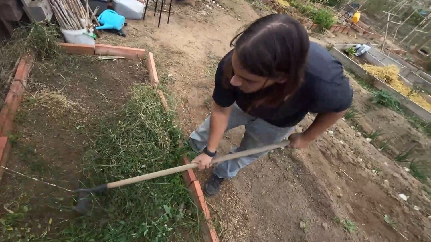 Treure les males herbes de l'hort