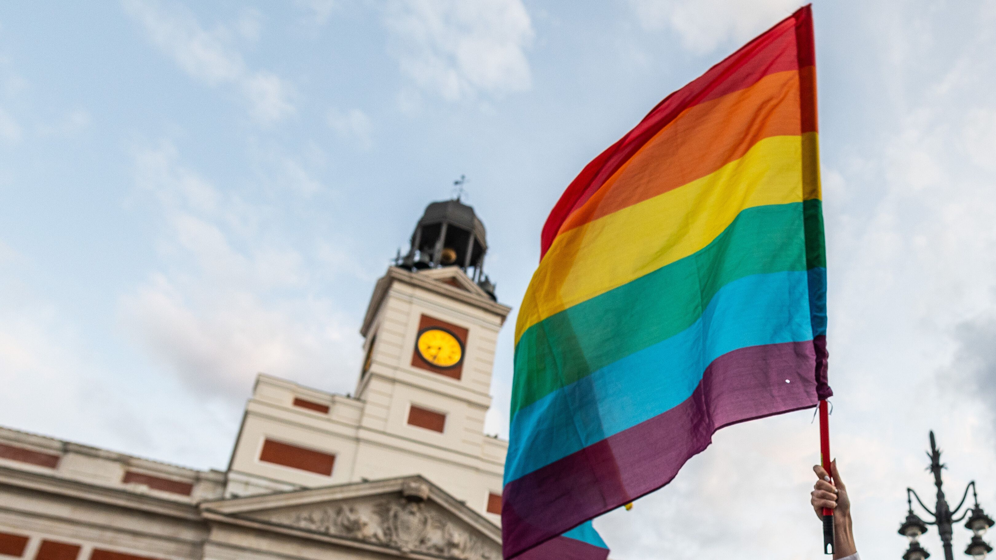 El Constitucional anula un artículo de la ley LGTBI de Ayuso