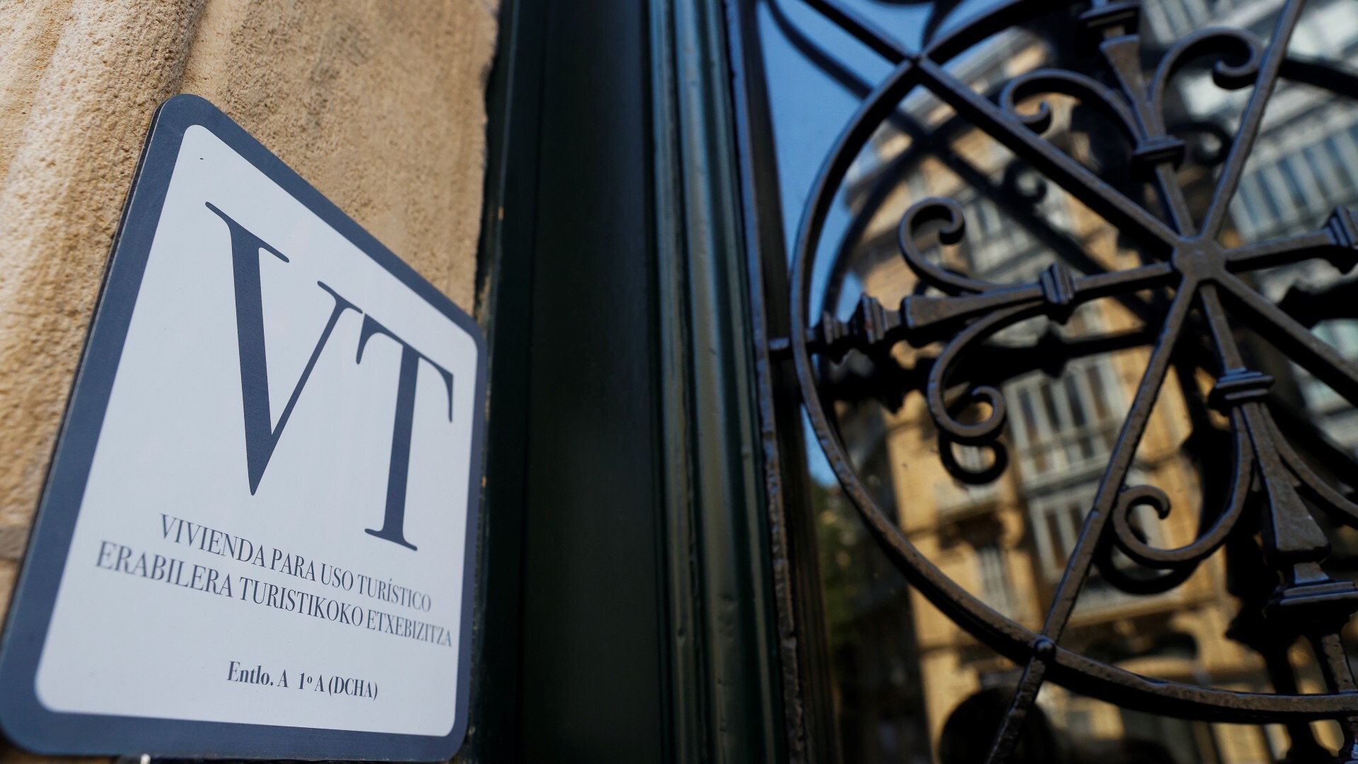 El Supremo avala prohibir los pisos turísticos en estatutos comunitarios