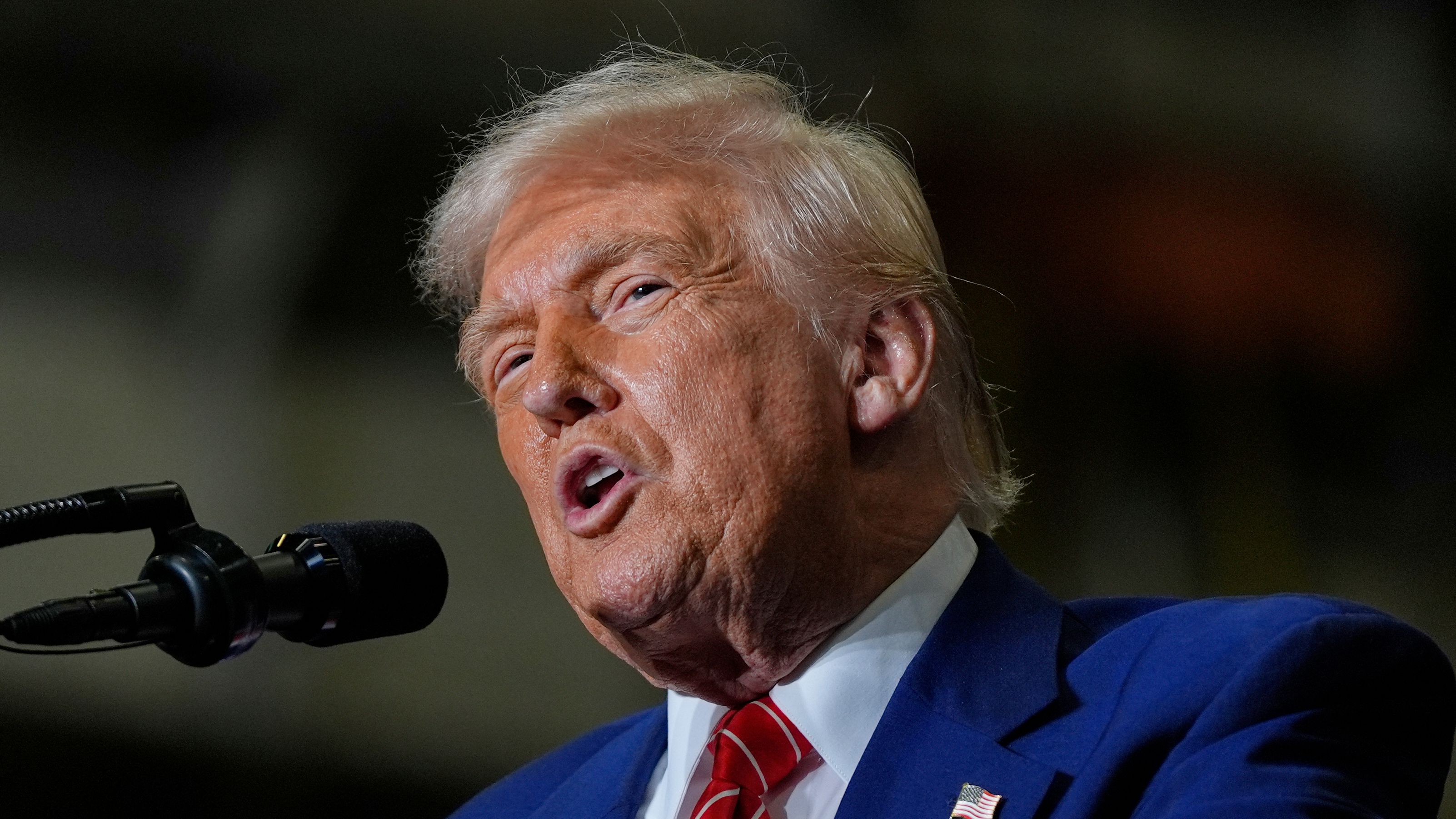 Trump insiste a Powell para que baje los tipos de interés