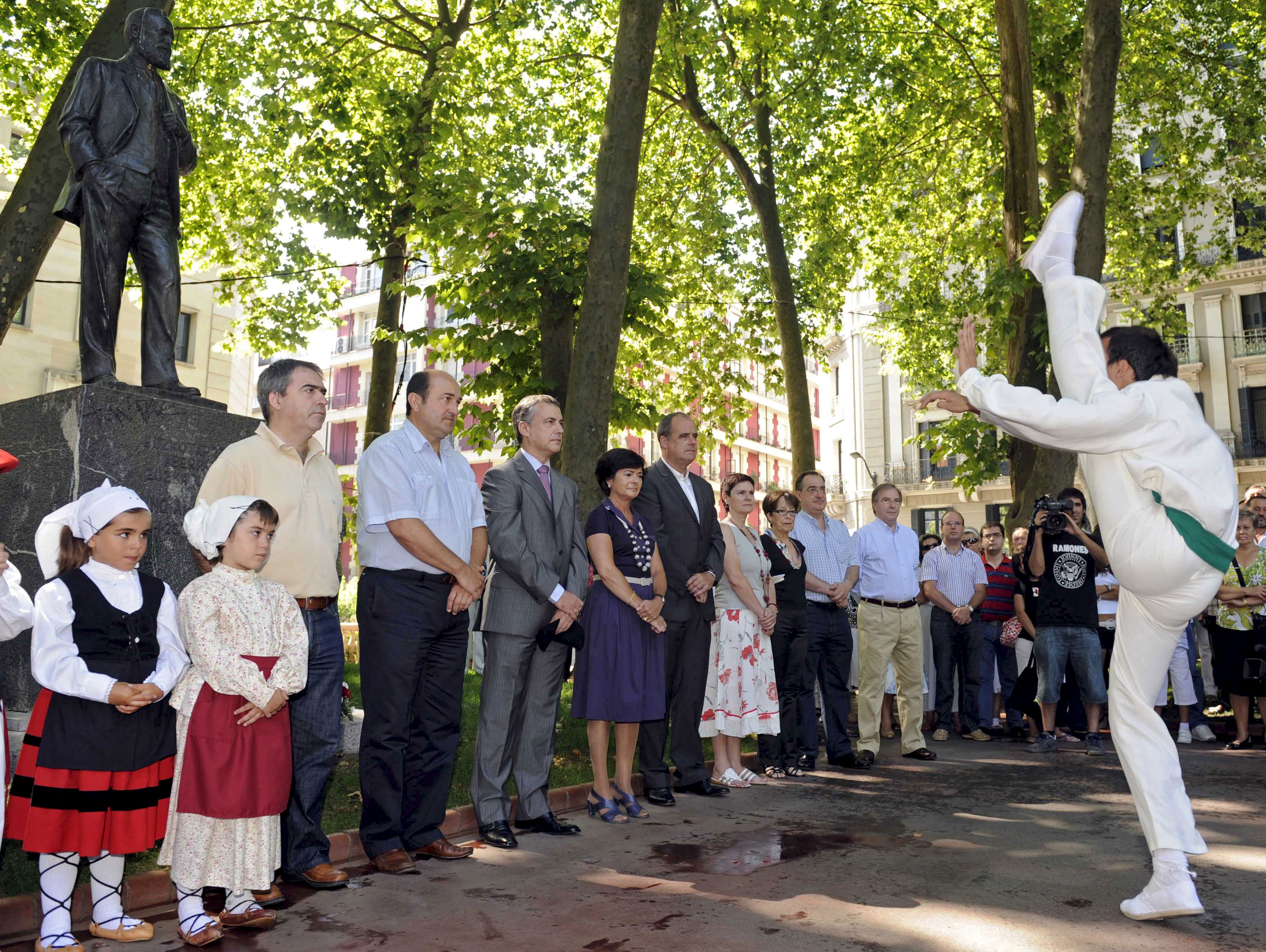 Urkullu Ofrece A La Sociedad Vasca Un Compromiso Con La No Violencia