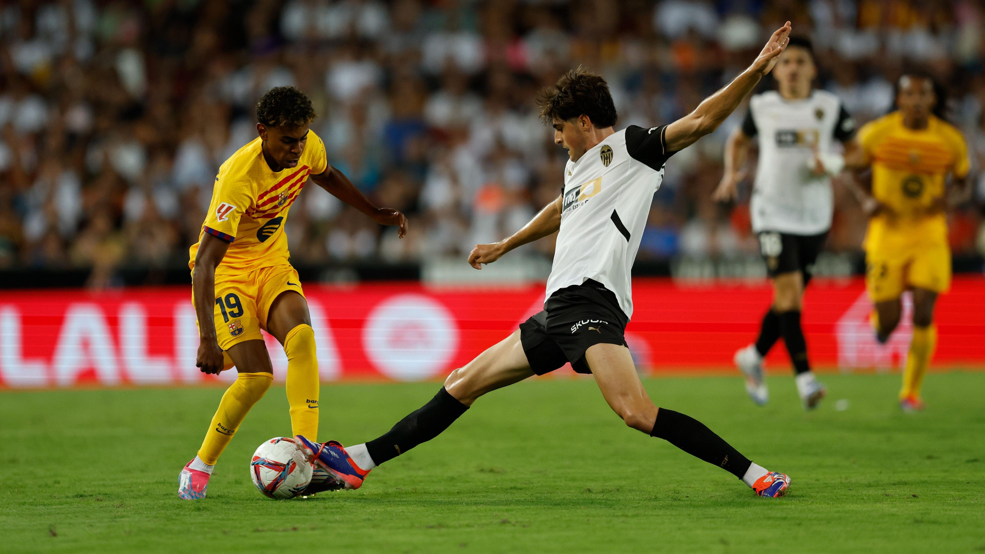 FC Barcelona achieves its first victory of the year at Mestalla