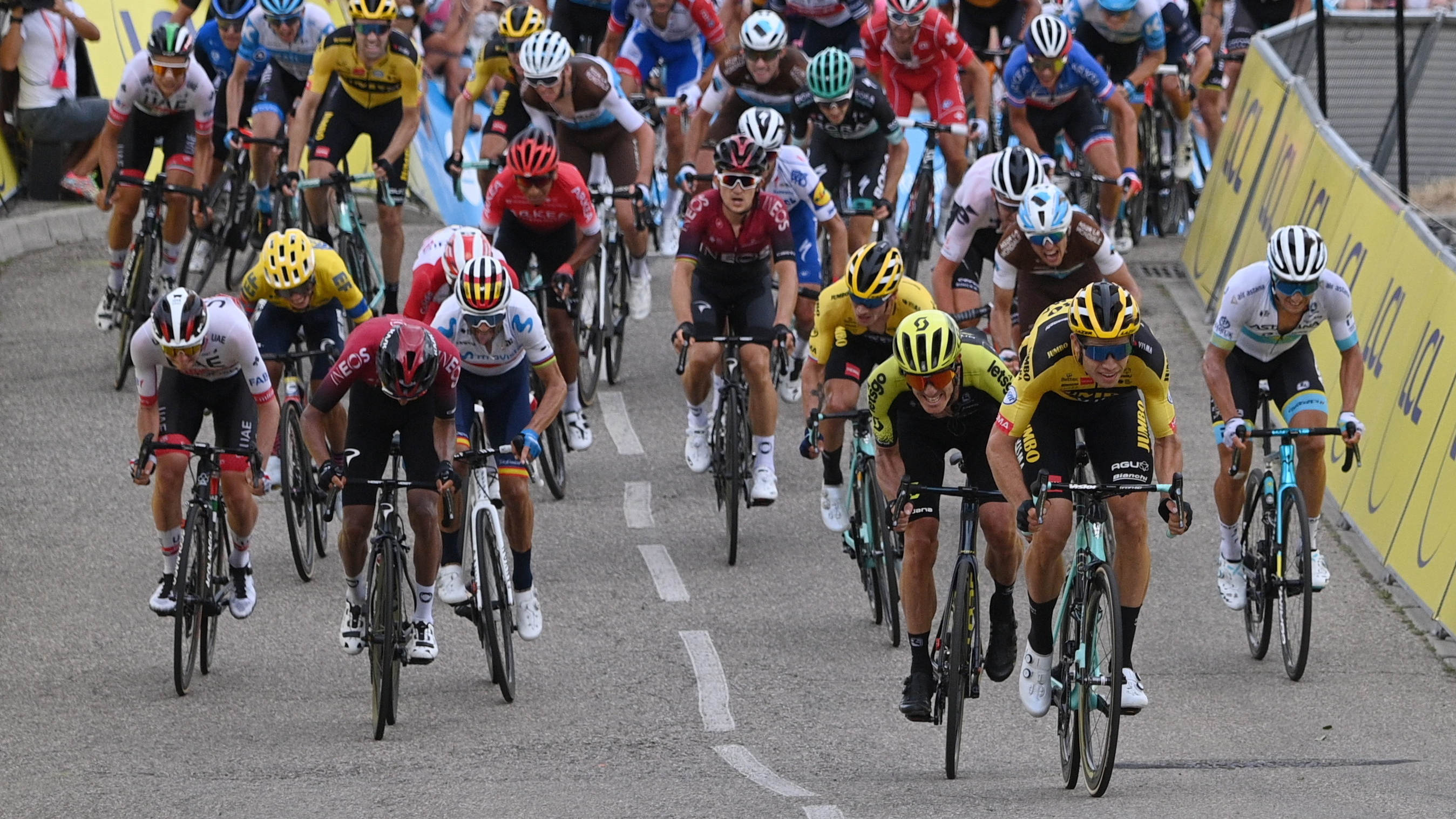 Van aert gana la primera etapa del dauphiné y muestra el poderío del jumbo