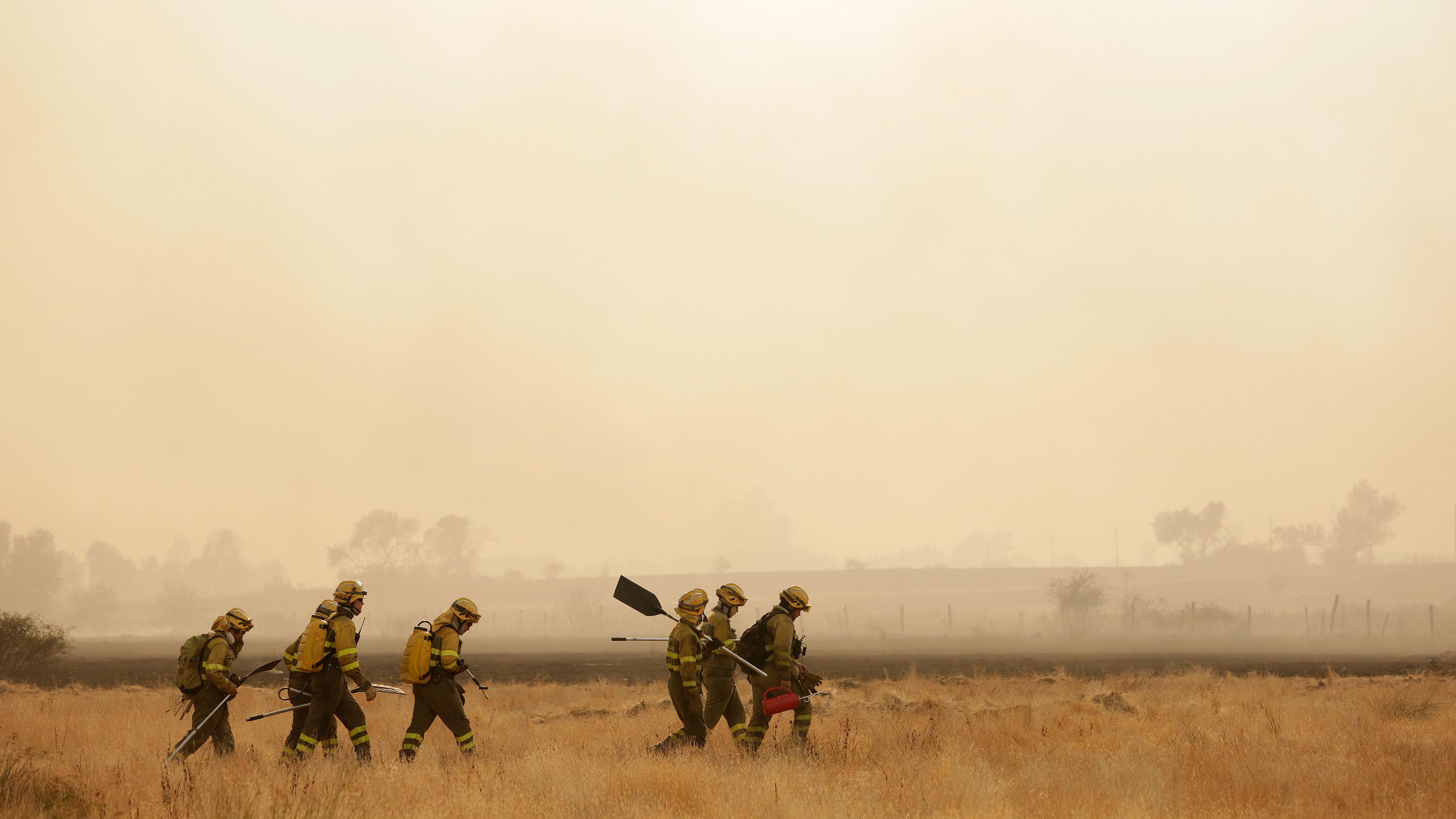 Varios bomberos tratan de extinguir un fuego en Miñambres de la Valduerna, León