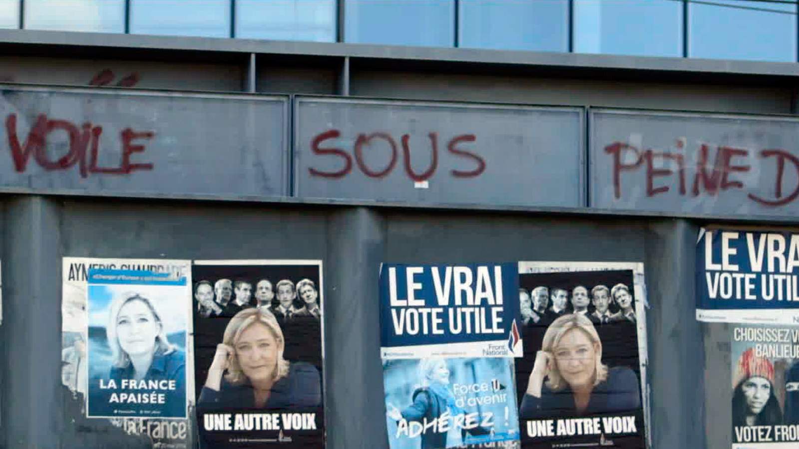 Varios carteles de Marine Le Pen Varios carteles de Marine Le Pen