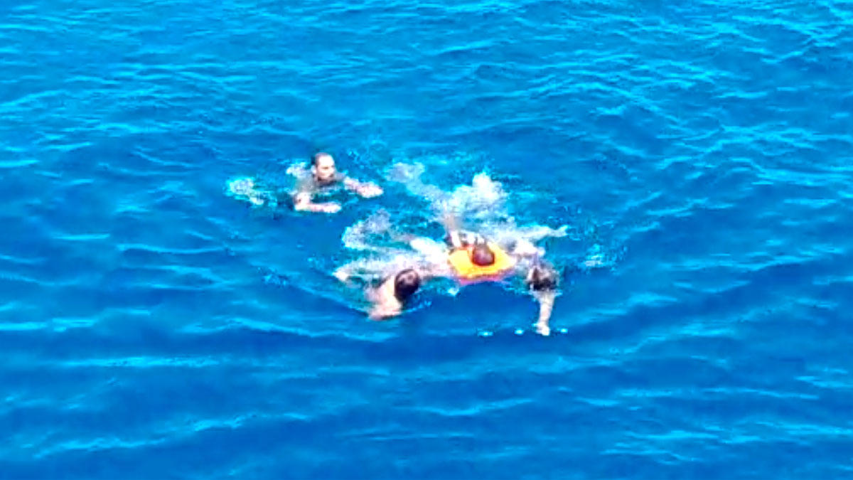 Varios migrantes del open arms saltan por la borda para llegar a nado a lampedusa y tienen que ser rescatados
