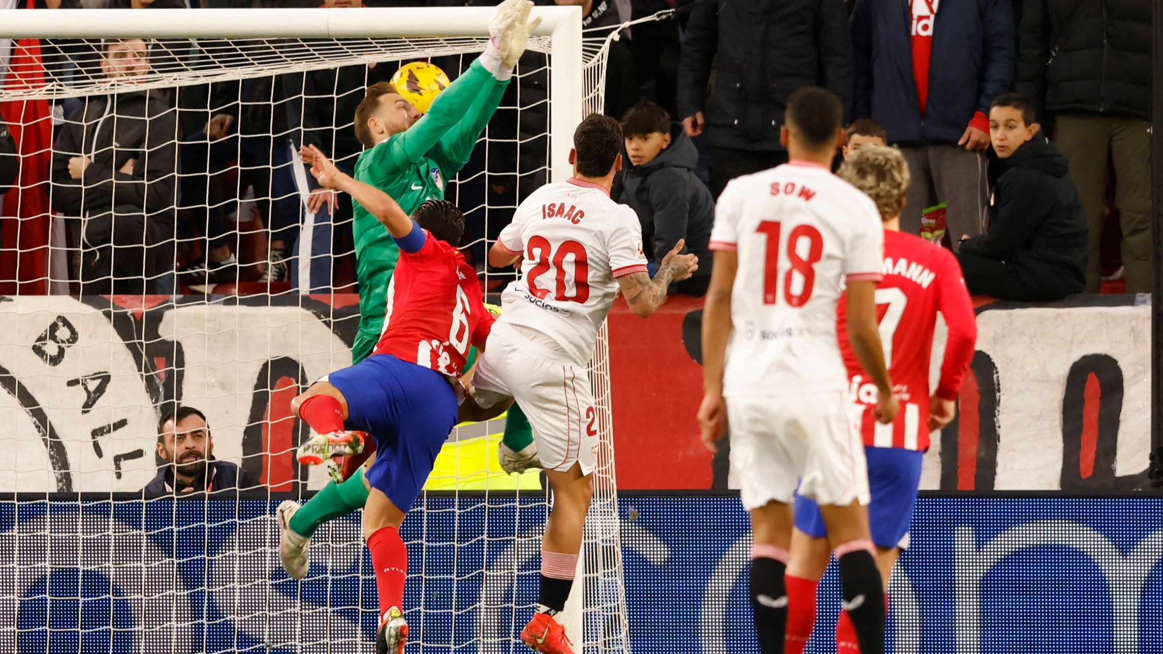 Isaac Romero da la victoria al Sevilla ante el Atlético 