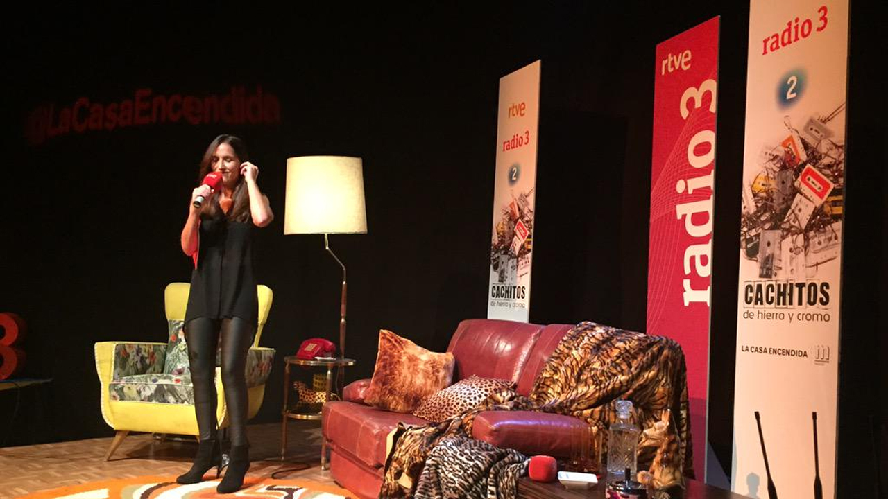 Virginia Díaz, presentadora de 'Cachitos de hierro y cromo', en el set especial preparado para la fiesta virginia diaz radio3 cachitos de hierro y cromo