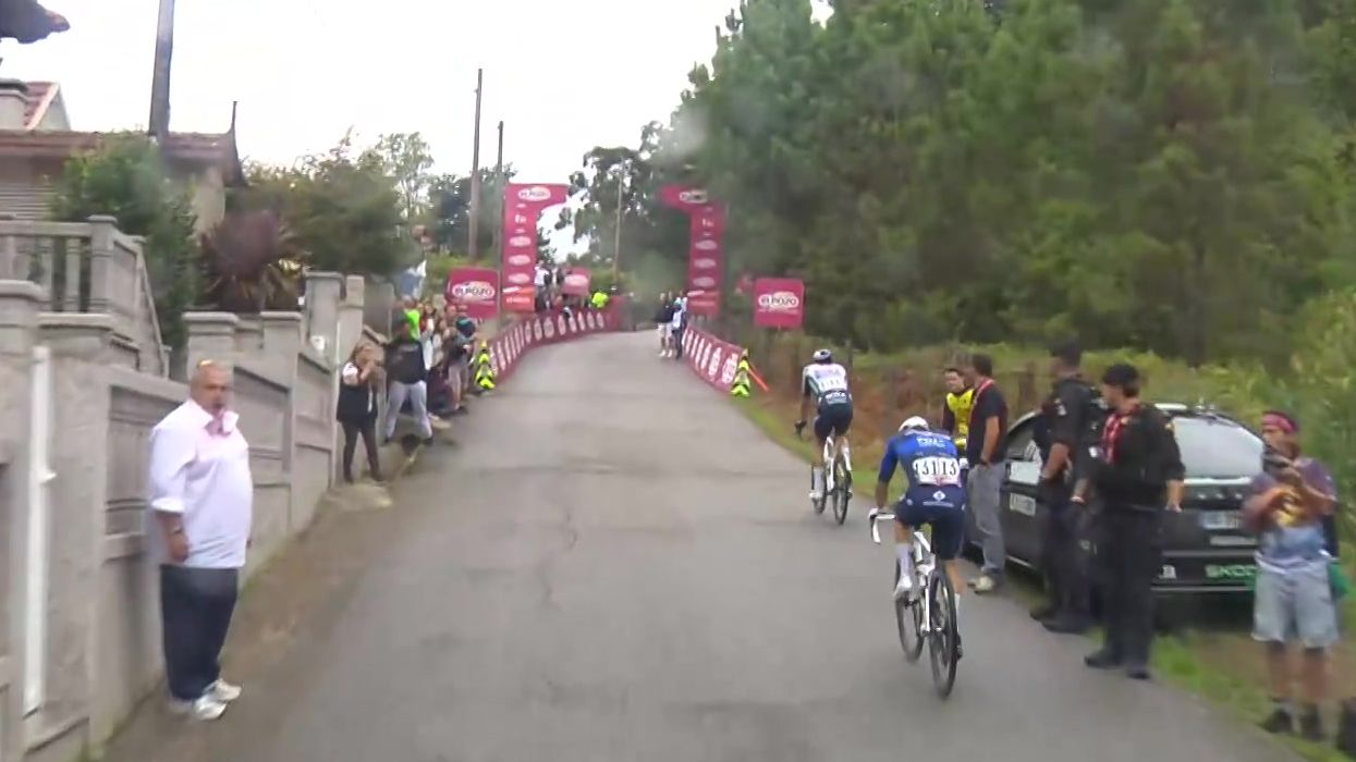 Egan Bernal se impone a Mikel Landa tras un nuevo recorte por las protestas anti Israel