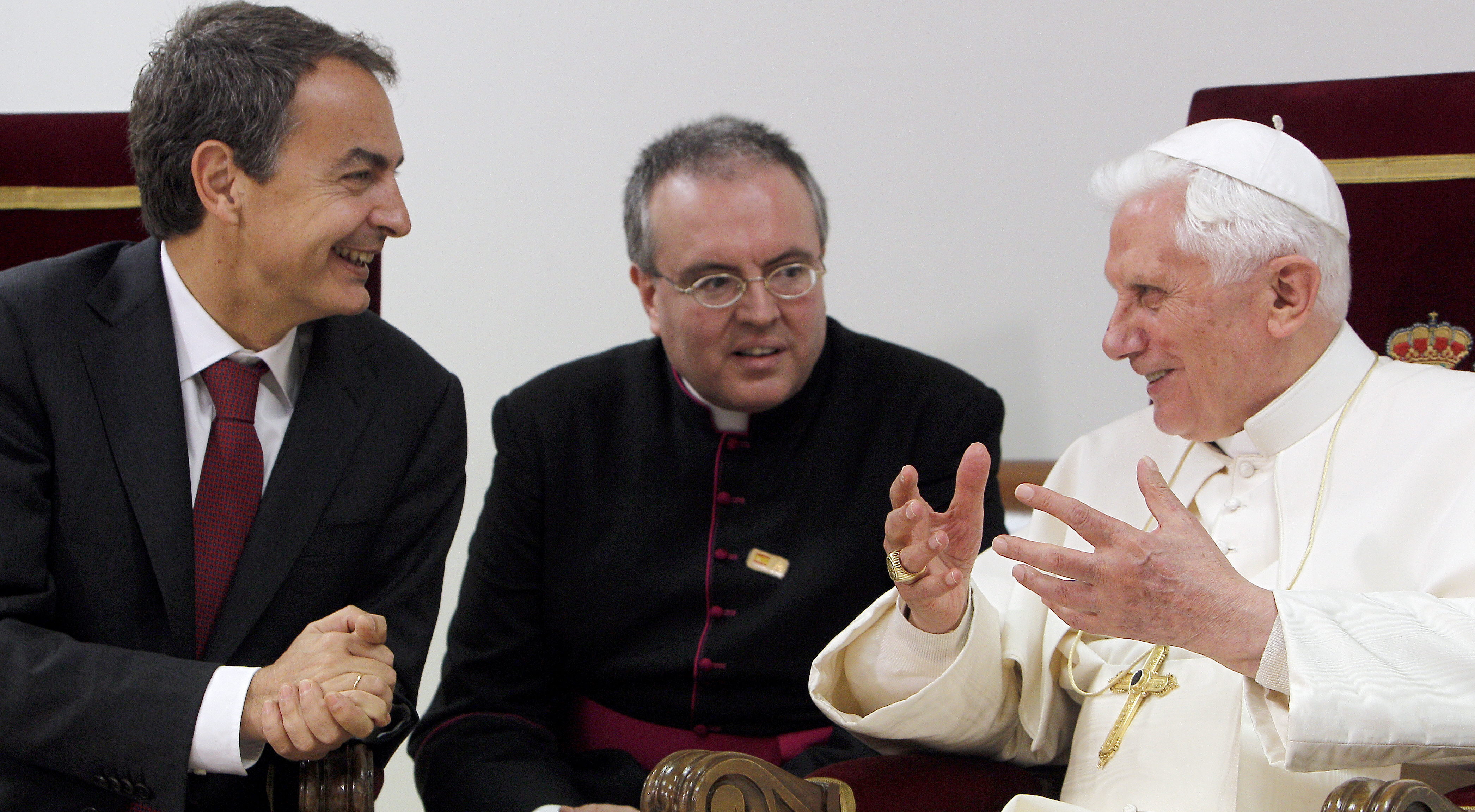 Zapatero ofrece la colaboración del ejecutivo con el vaticano para su próxima visita a madrid