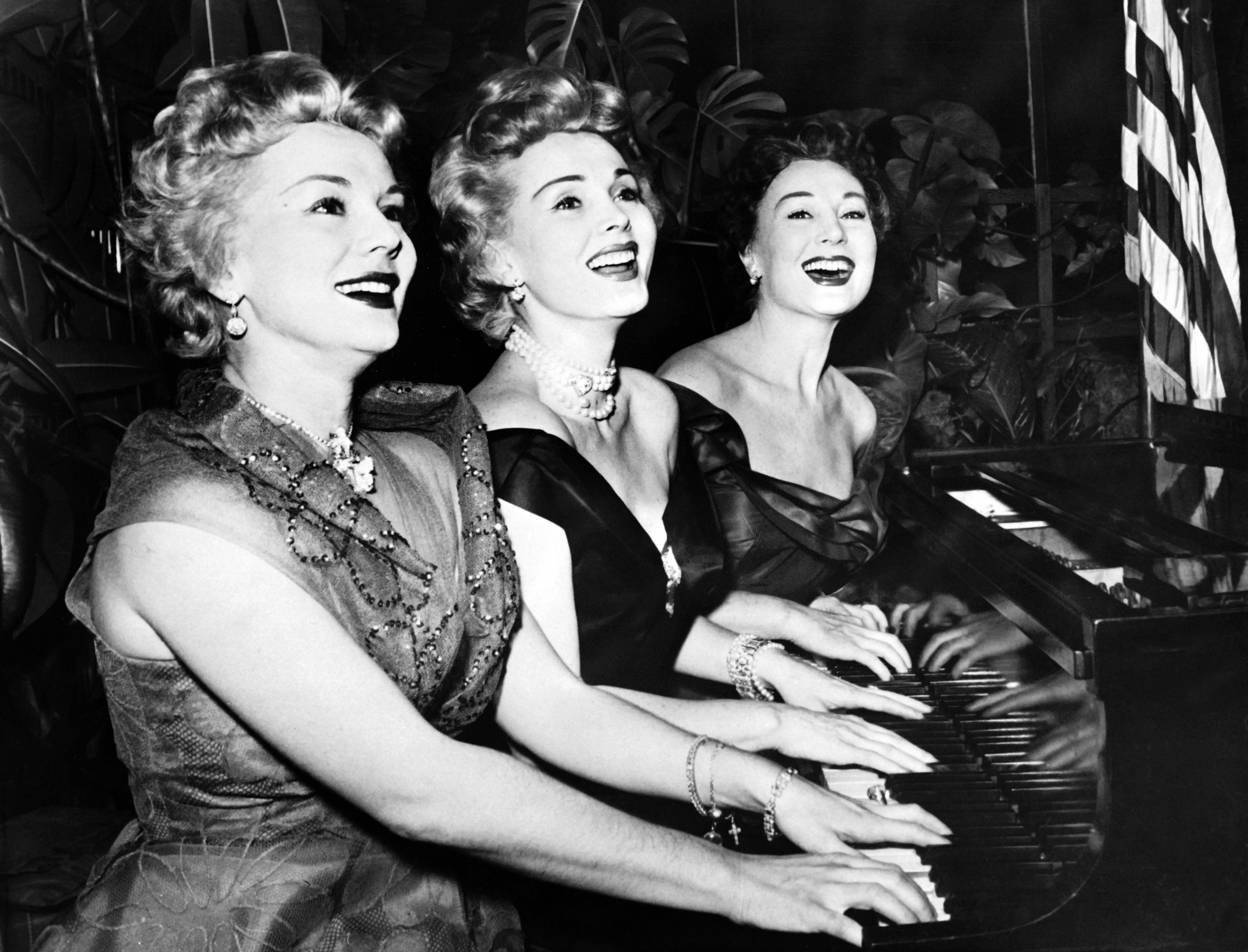 Zsa Zsa Gabor en 1954 junto a sus hermanas Eva y Magda tocando el piano. Hollywood legend Zsa Zsa Gabor dead from heart attack at 99: husband
