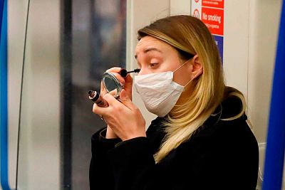 No, el coronavirus no se adhiere a las cremas, maquillajes o esmaltes