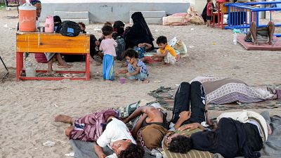 Más de 100.000 personas desplazadas de sus hogares por la escalada de violencia en la costa occidental del Yemen