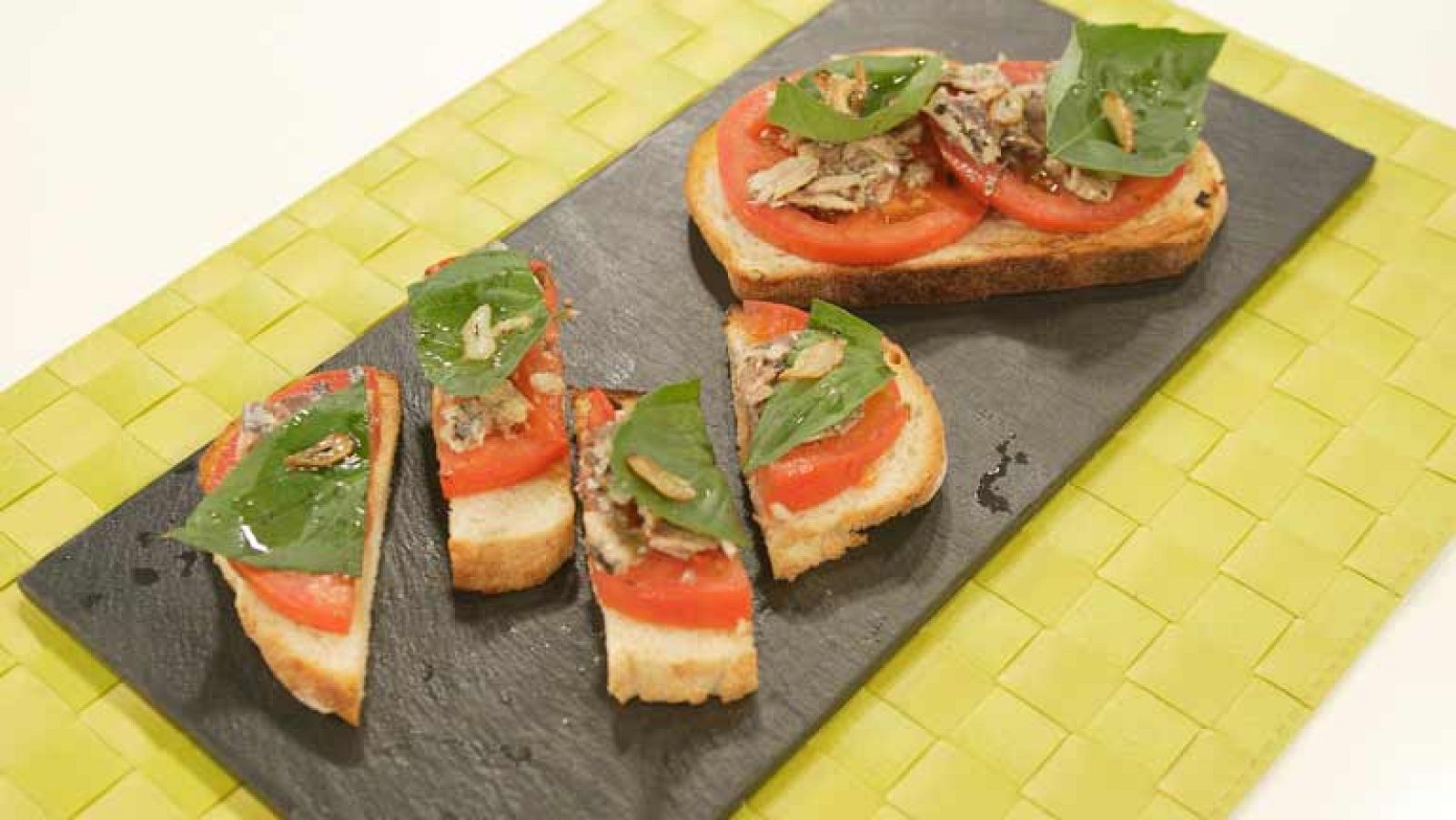 La mañana - Tosta de tomate a la plancha con ajo, sardinillas y albahaca