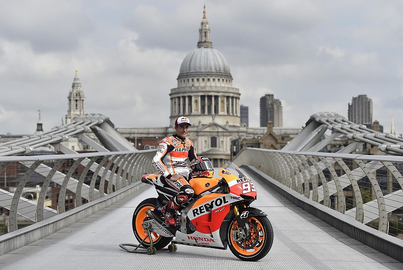 Márquez, impresionado por cruzar el Millennium Bridge londinense en moto