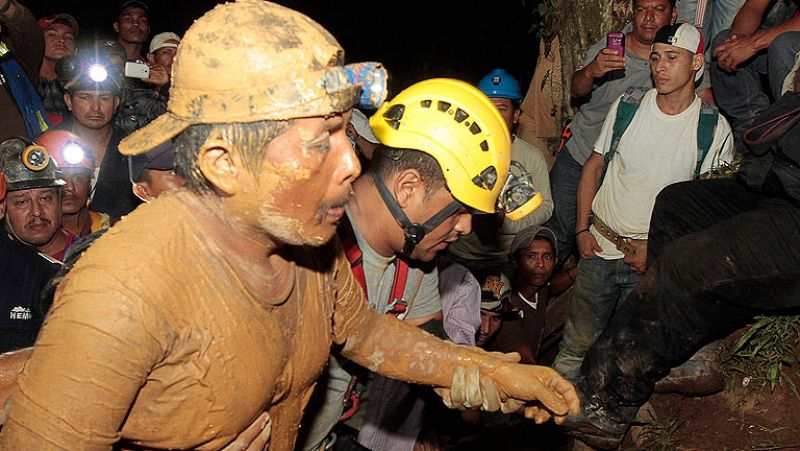 Rescatan con vida a 20 mineros sepultados a 800 metros durante más de 30 horas en Nicaragua