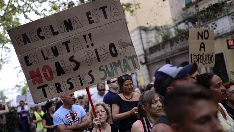 Más de un millar de personas protesta en Barcelona contra los apartamentos turísticos
