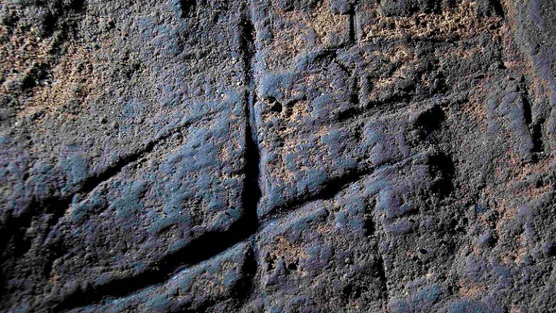 Un grabado hallado en Gibraltar atribuye a los neandertales capacidad de pensamiento simbólico