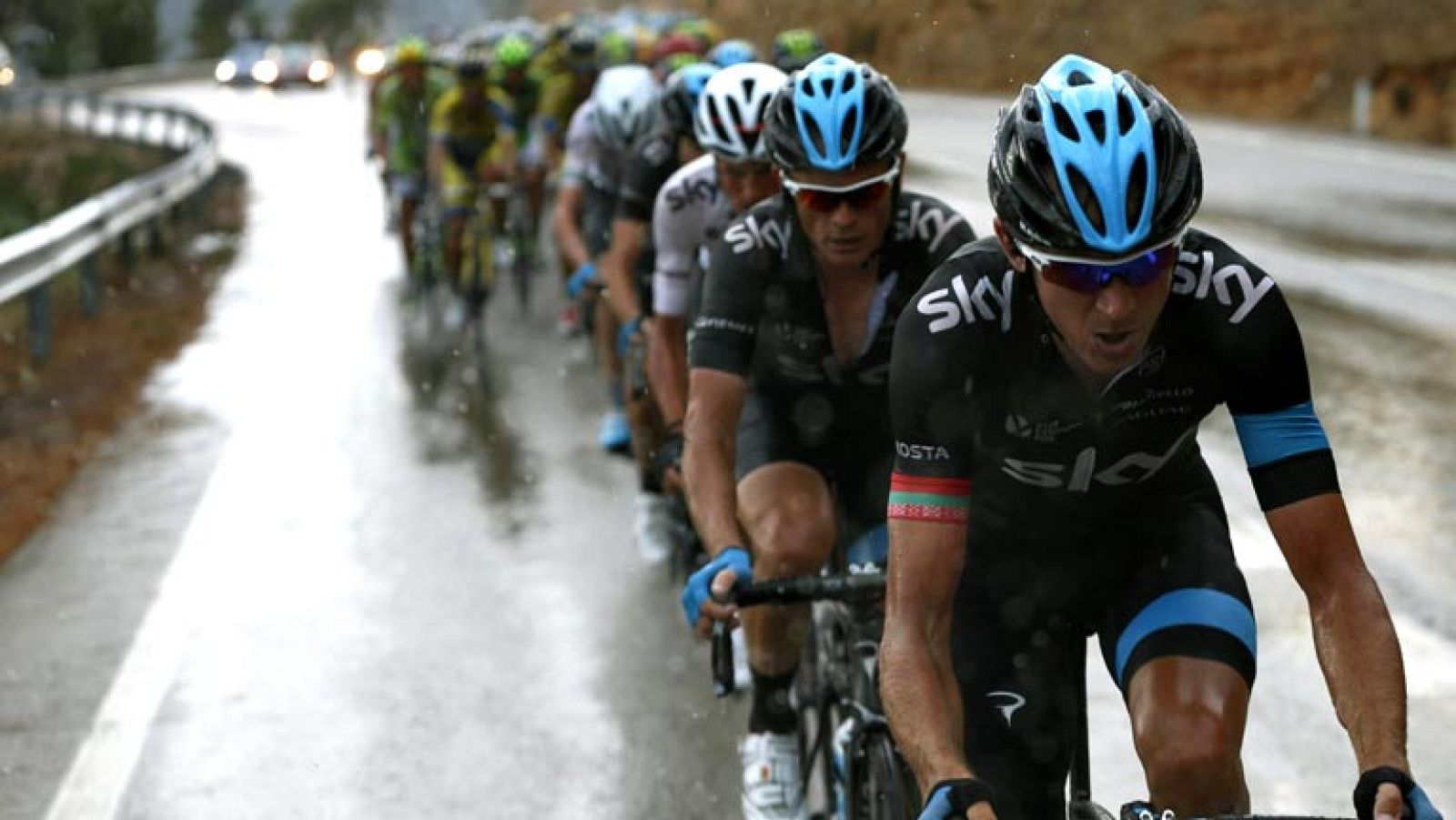 Con los favoritos en un pañuelo de 30 segundos, la Vuelta a España descansó antes de la contrarreloj de Borja, cita clave para definir la clasificación en una segunda semana decisiva, en la que el colombiano Nairo Quintana entra como líder, pero con