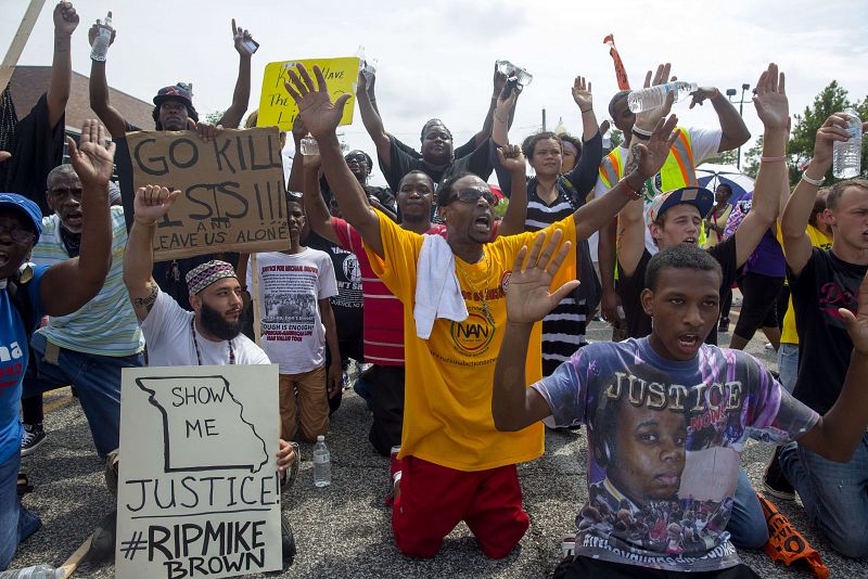 La Justicia de EE.UU. investigará a la policía de Ferguson tras los disturbios raciales