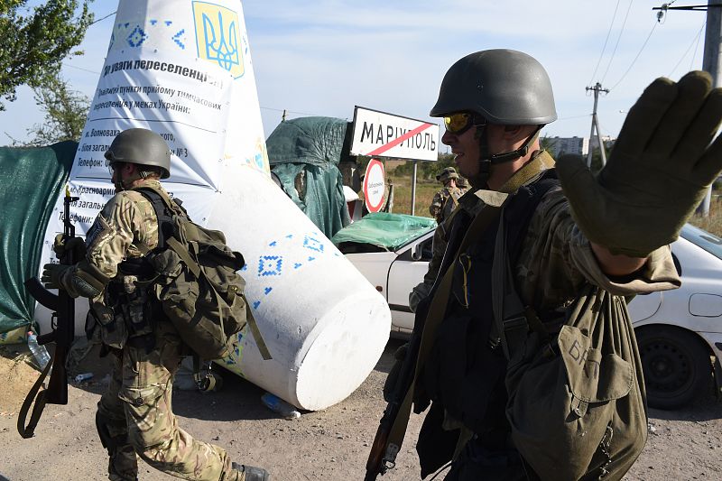 Poroshenko y los prorrusos ultiman un alto el fuego entre fuertes combates en el este de Ucrania