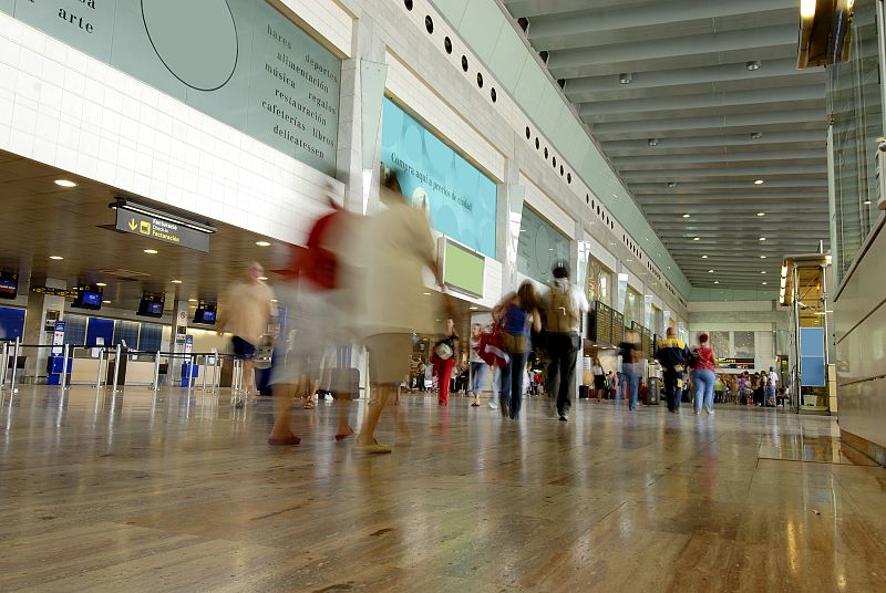 El aeropuerto de El Prat fue el de mayor tráfico de pasajeros de toda la red de Aena en agosto