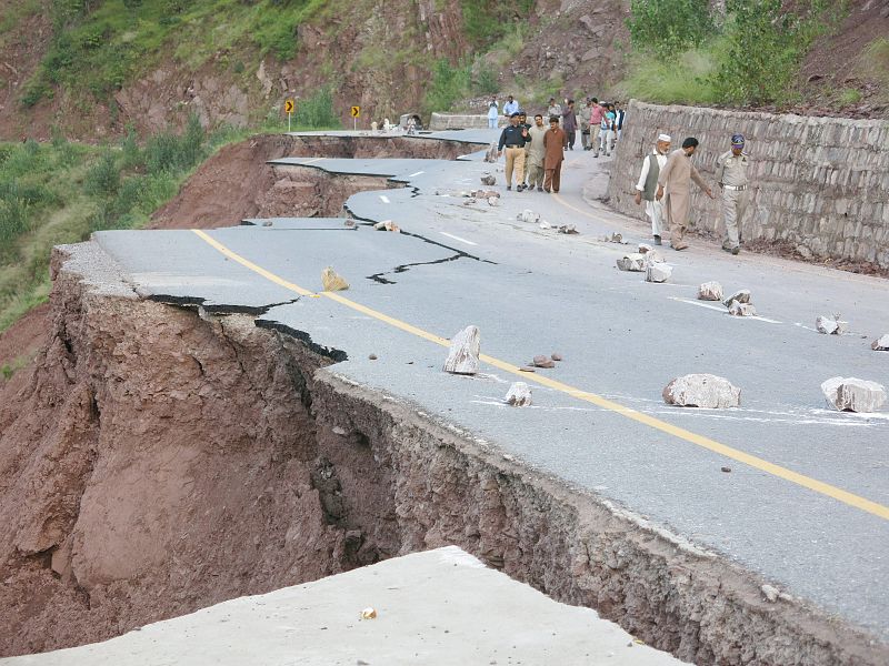 Al menos 162 muertos y 5.000 evacuados por la inundaciones en Pakistán