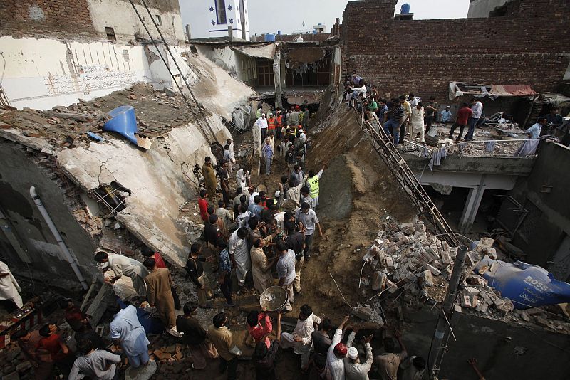 Mueren al menos 24 personas en el derrumbe de una mezquita en Pakistán