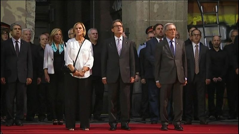 Mas hace la ofrenda floral en el Fossar, espacio simbólico del independentismo catalán