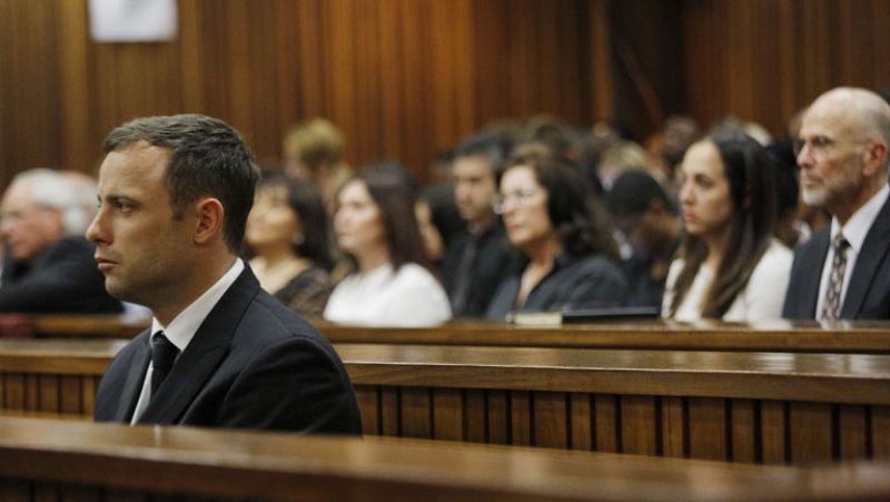 Pistorius, "no culpable" del asesinato de su novia
