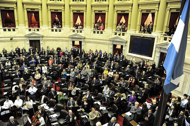 La presidenta argentina promulga la ley que cambia el pago de la deuda reestructurada