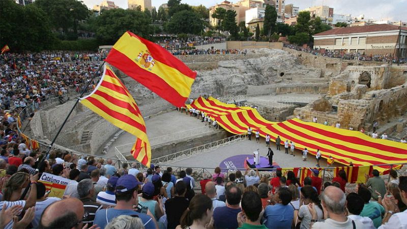 Miles de personas se manifiestan en Tarragona contra la consulta y a favor de la "reconciliación"