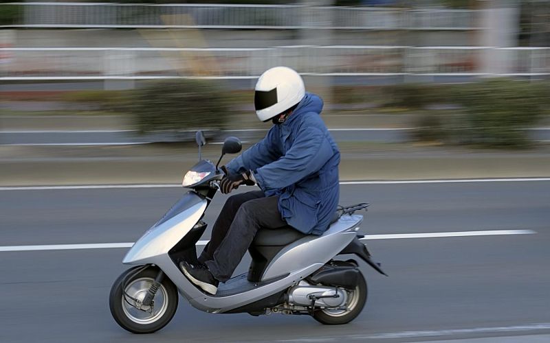 Un casco de moto que llama a emergencias si detecta un accidente