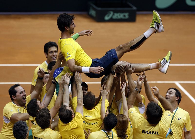 España cae (3-1) ante Brasil y abandona la elite en la Copa Davis