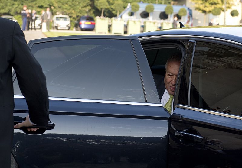 Margallo: aún no está "encima de la mesa" que España bombardee Irak