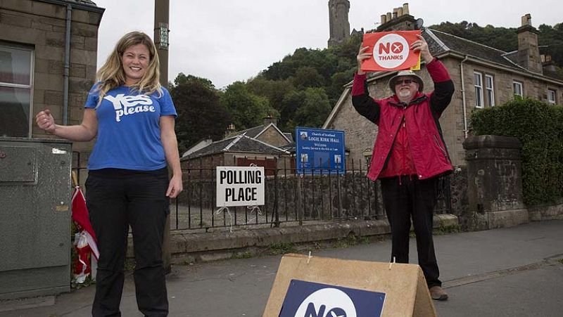 Cierran los colegios electorales en Escocia en una jornada caracterizada por la alta participación