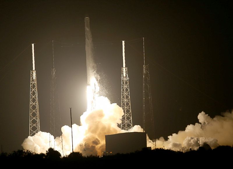 La cápsula Dragon de SpaceX despega con cerca de 2.300 kilos de material experimental para la EEI