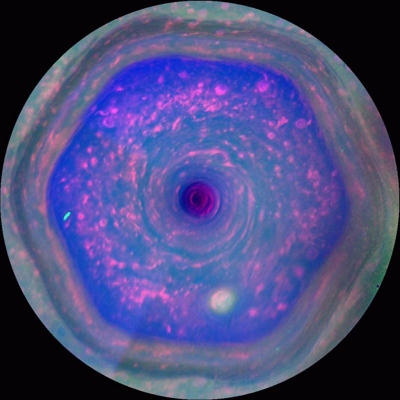 Cassini capta una tormenta giratoria que lleva décadas activa en Saturno