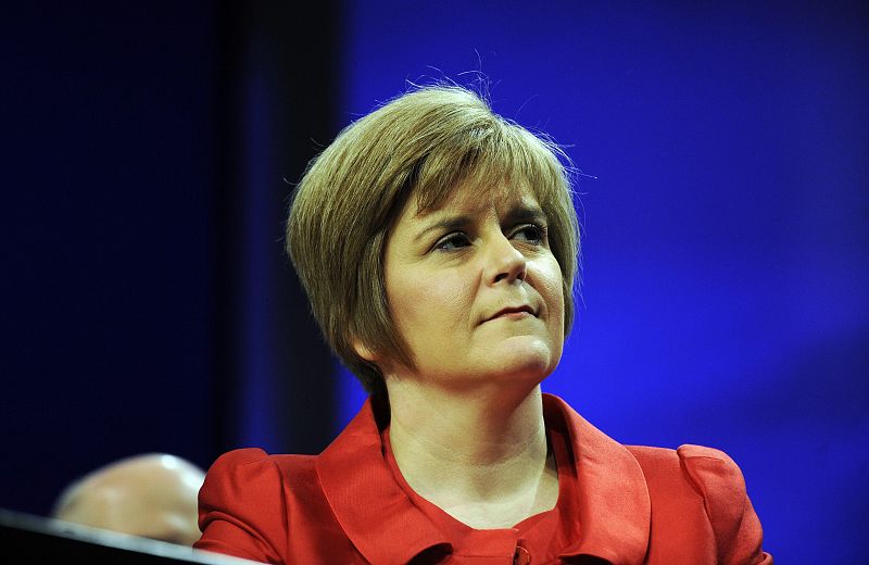 Sturgeon se postula como sucesora de Salmond al frente del Gobierno escocés