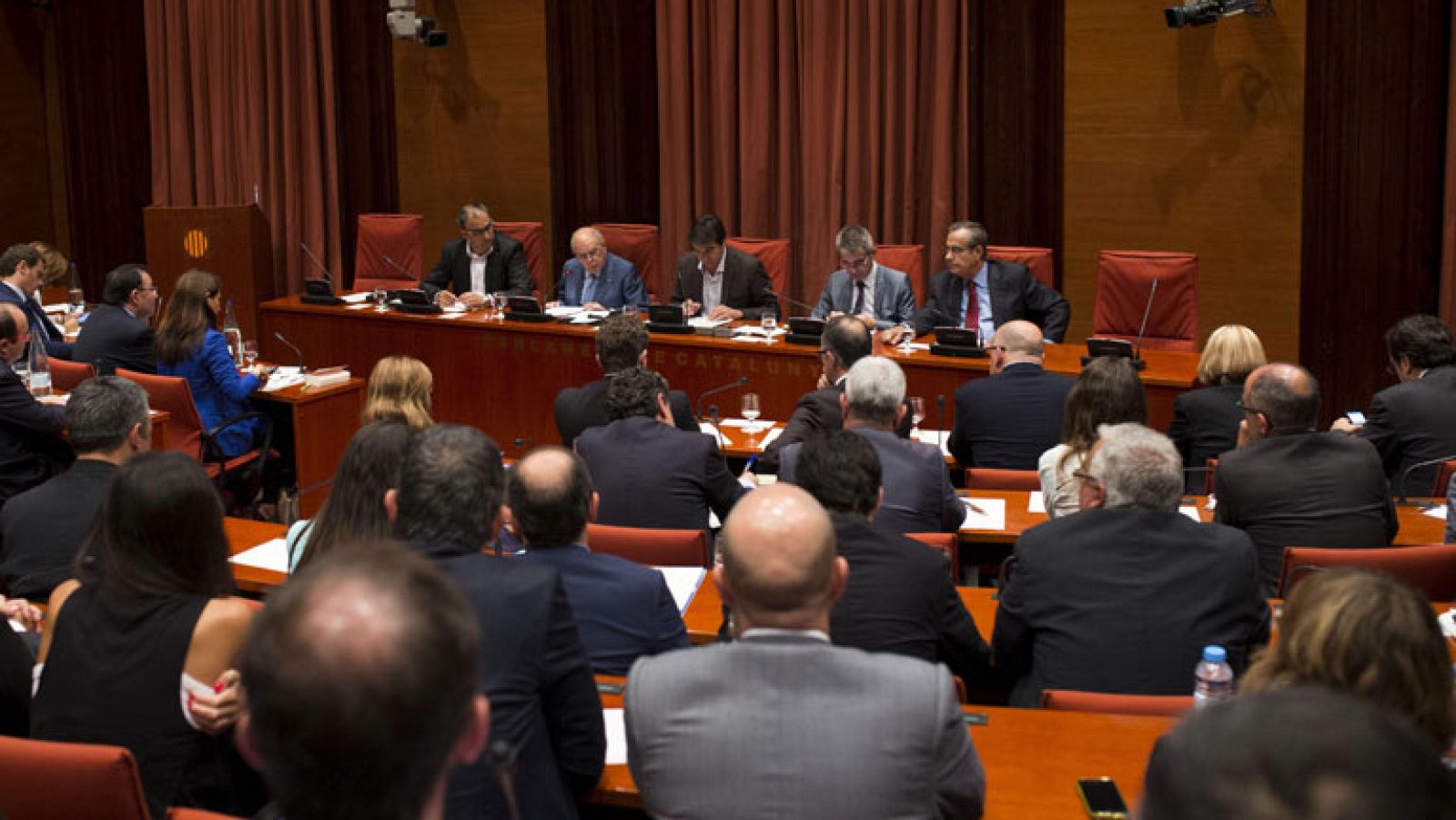 La oposición considera "insuficiente" la explicación de Pujol y CiU critica el "linchamiento"
