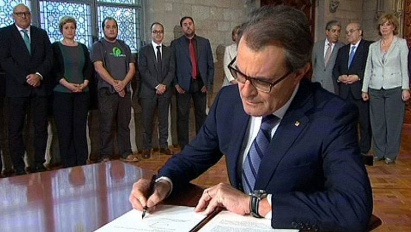 Mas firma el decreto que convoca el 9N: "Es un día que recordaremos siempre"